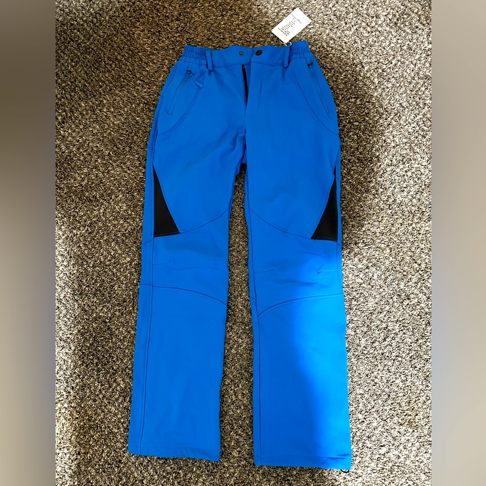 Size small medium weight snow pants! Fitting, not baggy. Stretchy, never worn!